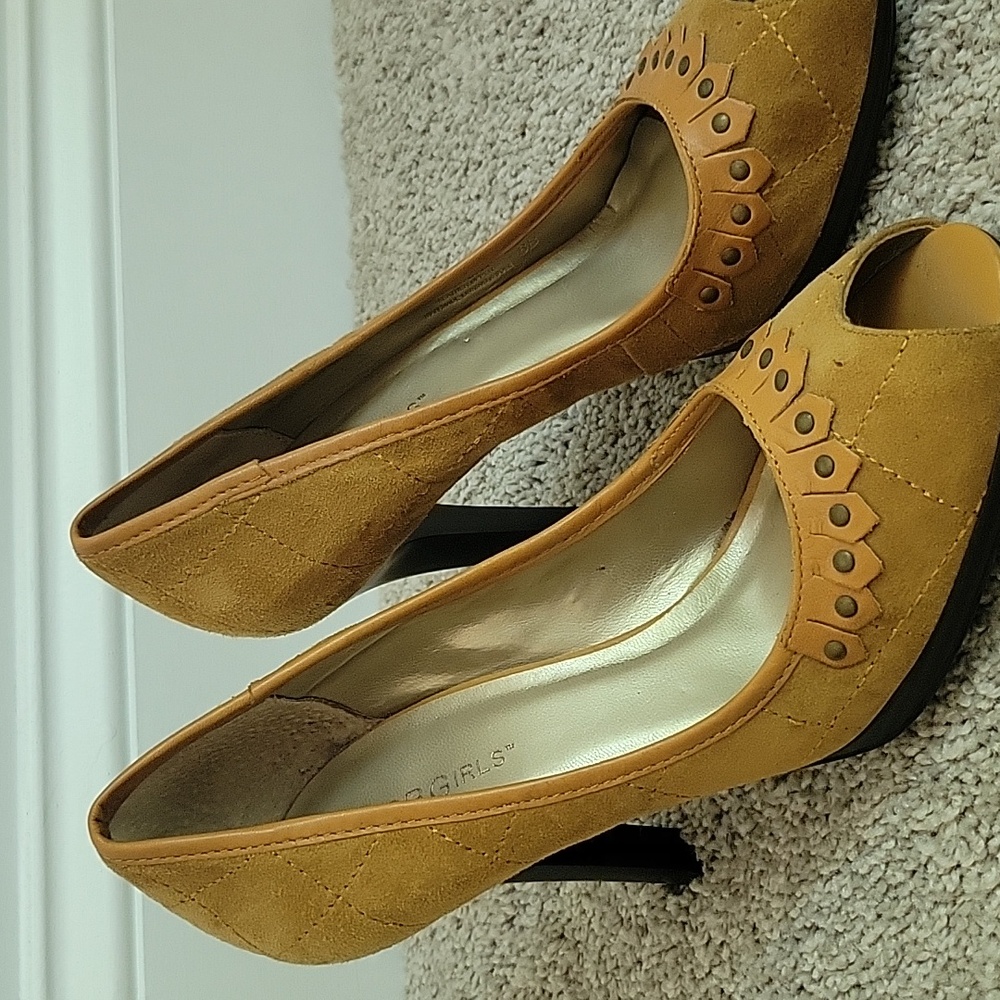 Mustard suede BCBG heels